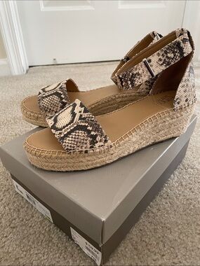 NWOT size 8M Franco Sarto snake print Pela wedges
